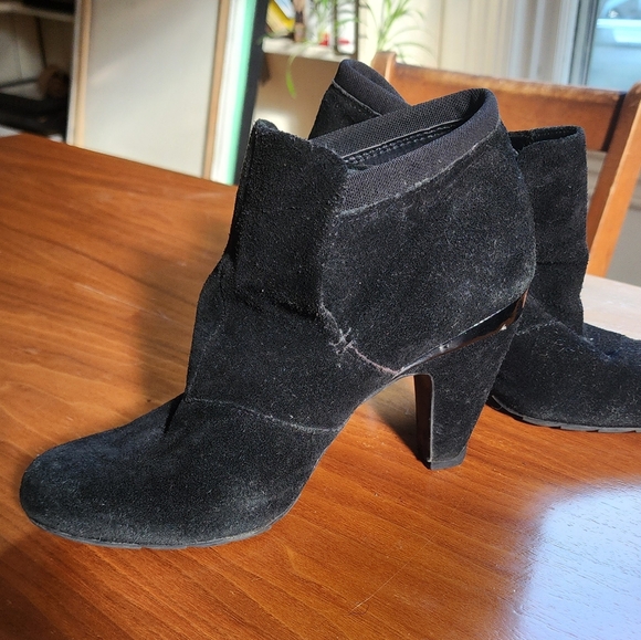 REACTION: Kenneth Cole suede ankle boot. Size 9US. - Picture 4 of 7